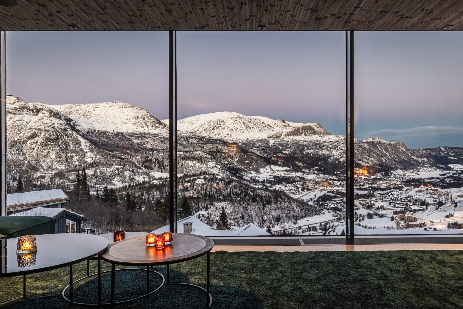 Fra eiendommen er det storslått utsikt mot Hemsedal sentrum. Galleribilde