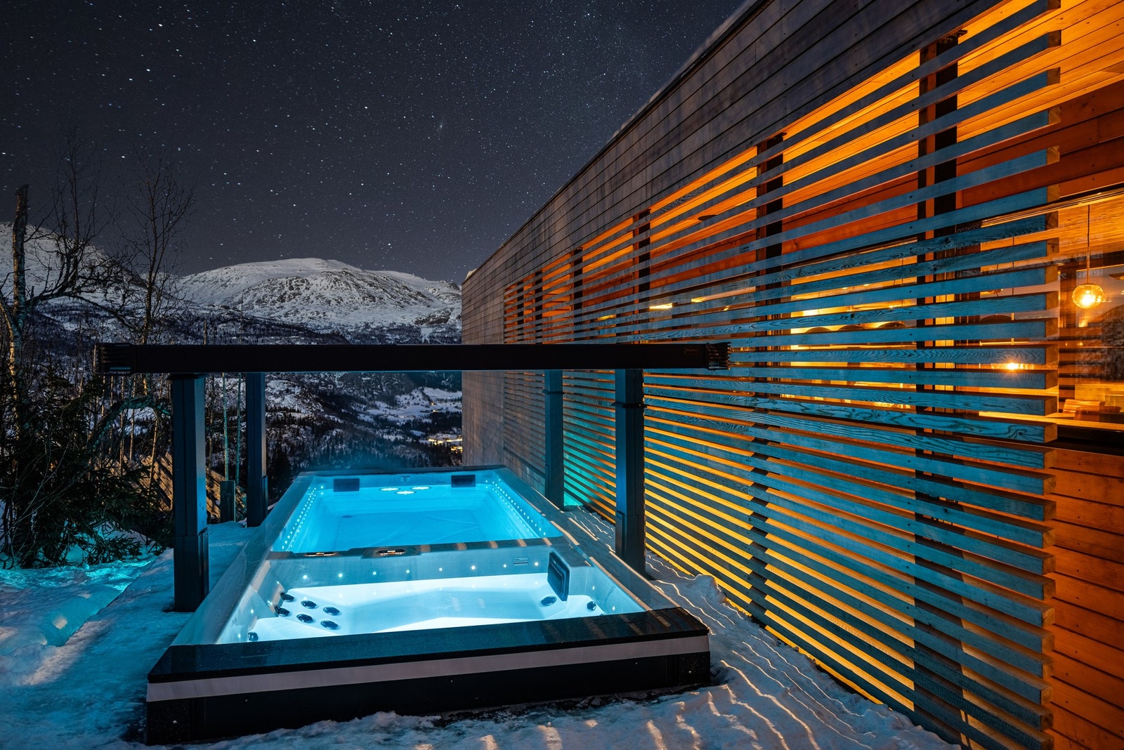 Det er elektrisk tak over bassenget. Galleribilde