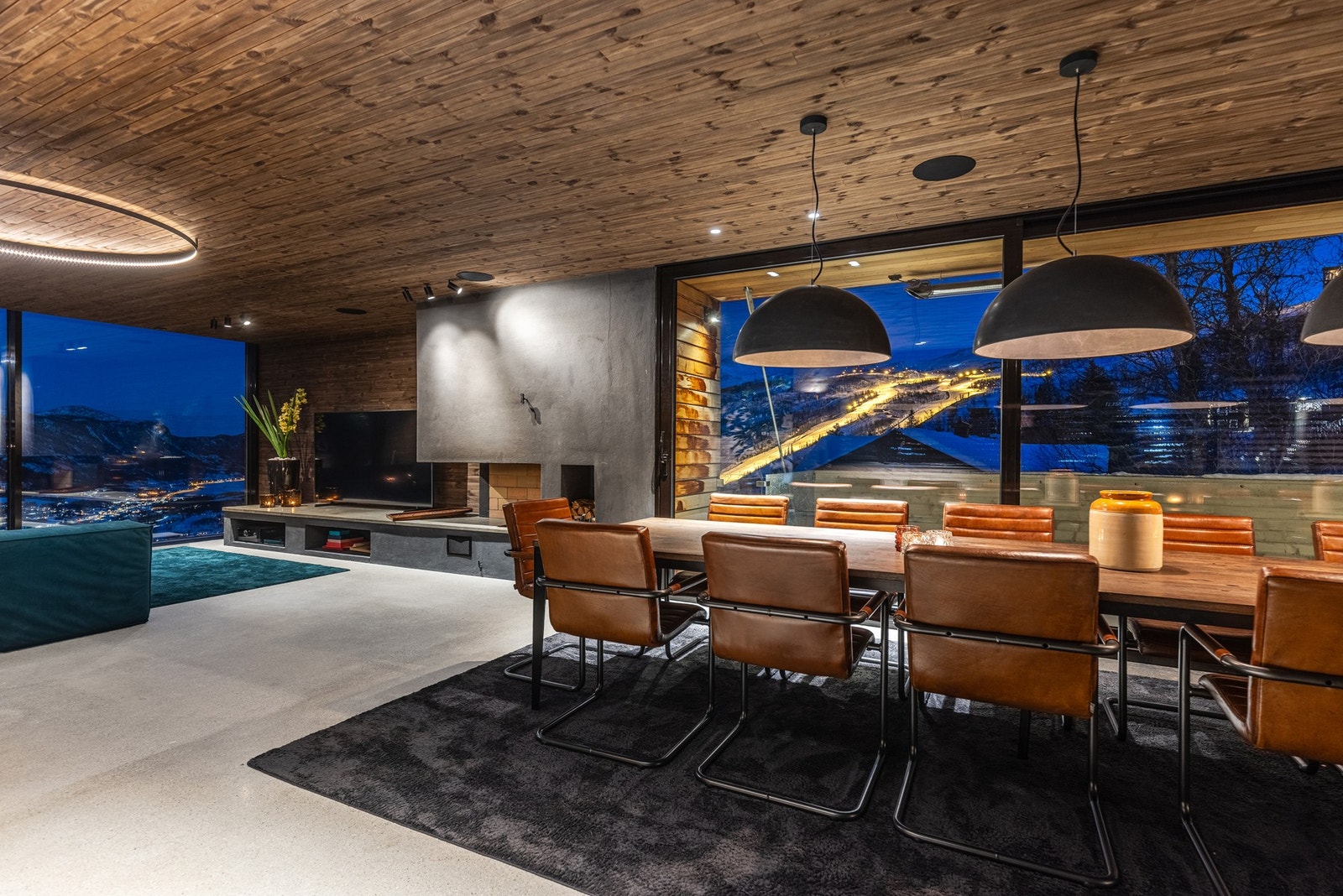 Rommets fleksible utforming gir plass til sofagrupper, spisebord og annen innredning, noe som gjør det ideelt for både avslapning og større sammenkomster. Galleribilde