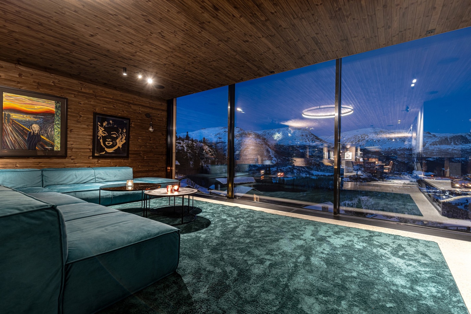 I andre etasje finner du en imponerende stue og kjøkken som utgjør fritidsboligens store sosiale sone. Galleribilde