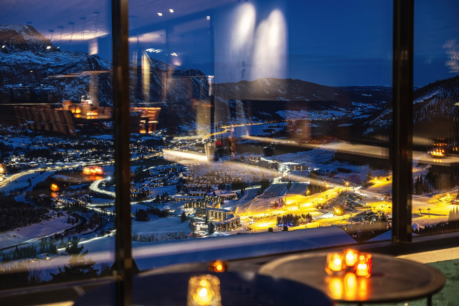 Det er gjennomtenkt plassering og utstrakt bruk av downlights og spotlights. Galleribilde