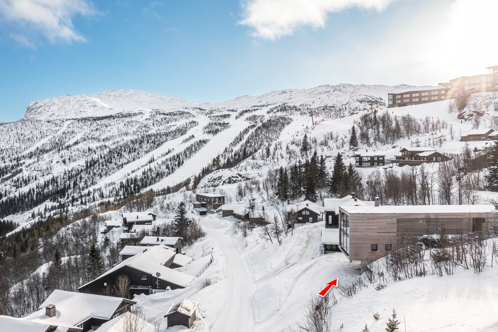 Boligen er tilpasset helårsbruk, med ski-in/ski-out til preparert løype om vinteren og nærhet til tur- og sykkelstier om sommeren. Galleribilde