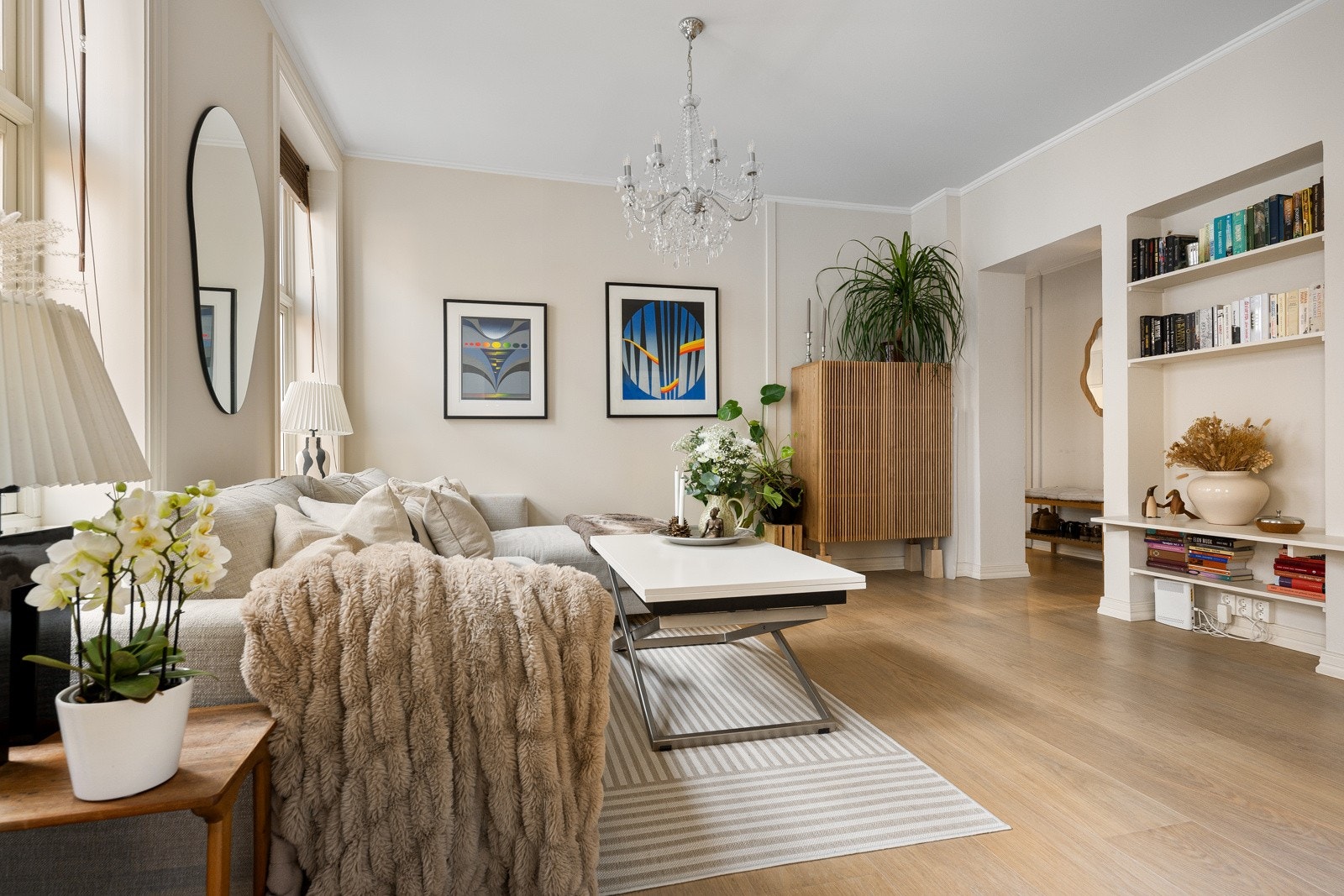 Det er flere møbleringssoner i stuen, med god plass til både en større sofagruppe og spisebord. Her kan du skape en stue etter din helt egen smak. Galleribilde