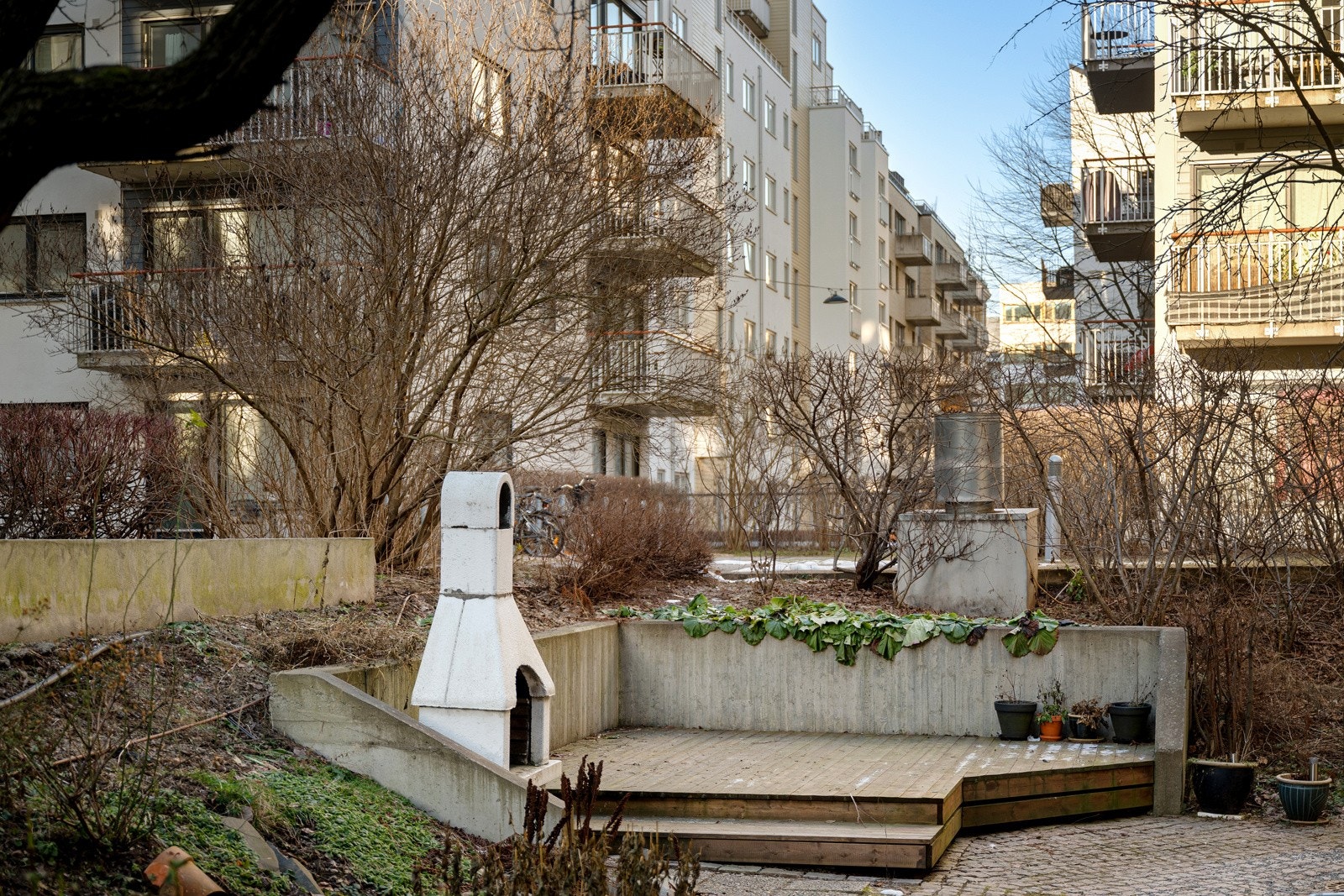 Den klassiske bygården har fellesområder opparbeidet med blant annet asfalterte internveier, plenarealer, sittegrupper, trær og prydbusker. Galleribilde