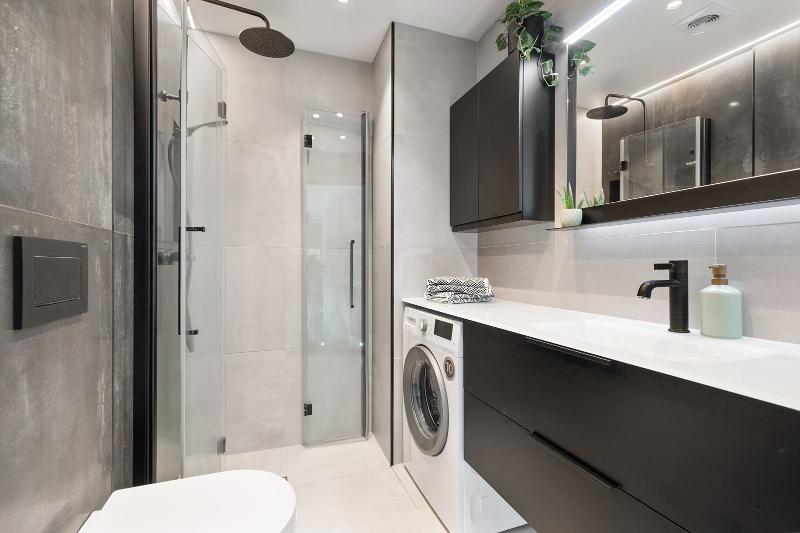 Meget lekkert bad som ble totalrenovert av eier i 2022 - legg merket til foldedørene i dusjen som gir en romslig oase med regnfallsdusj Galleribilde