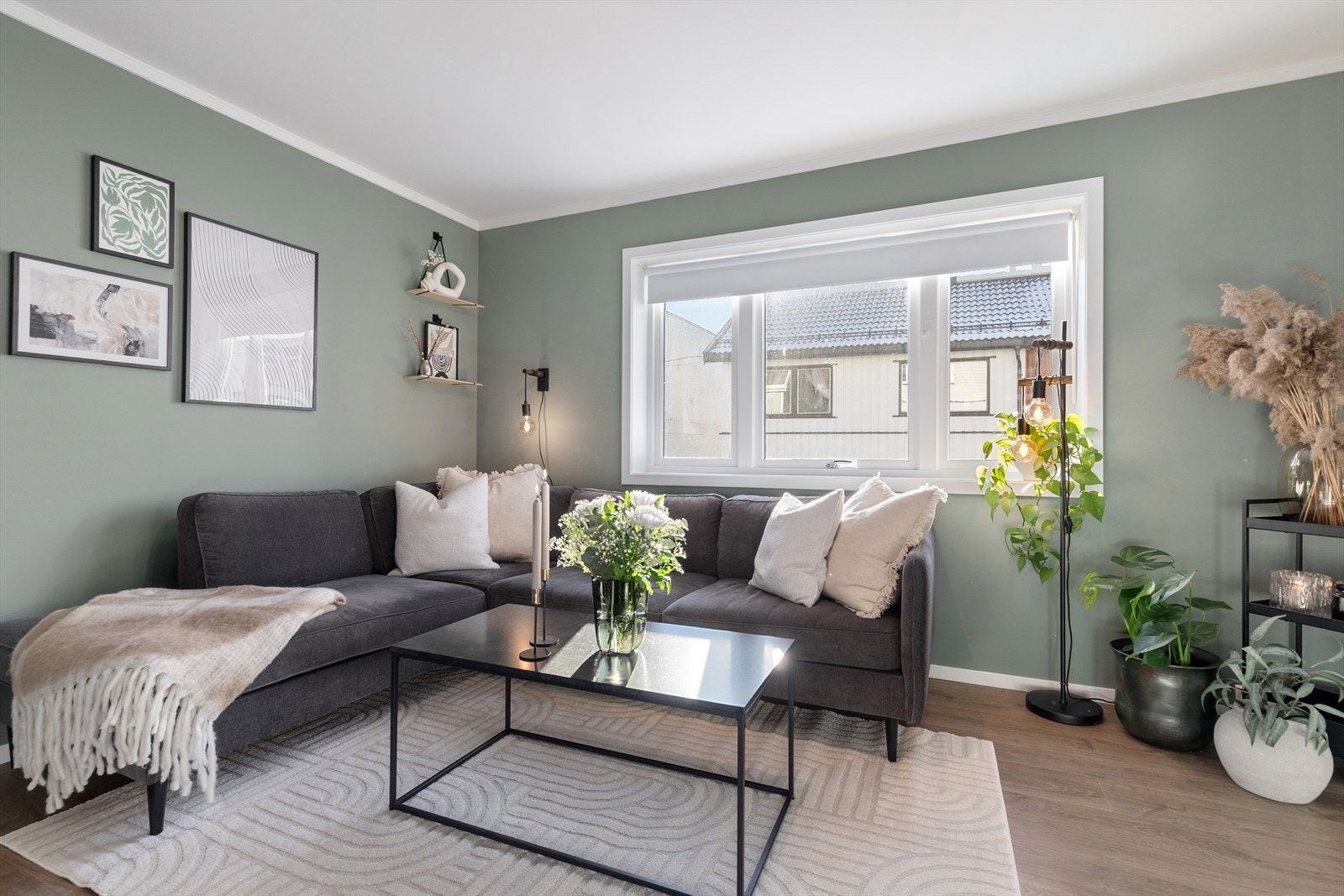 Det er meget god plass for sofakrok - alle vegger er malt opp i moderne og duse farger Galleribilde