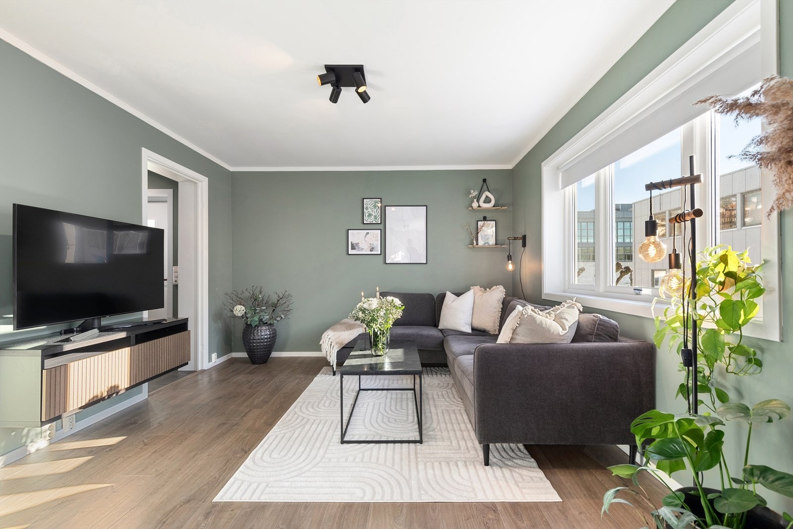 Fra gangen kommer du inn i en hyggelig stue med store vindusflater som gir godt med naturlig lys Galleribilde