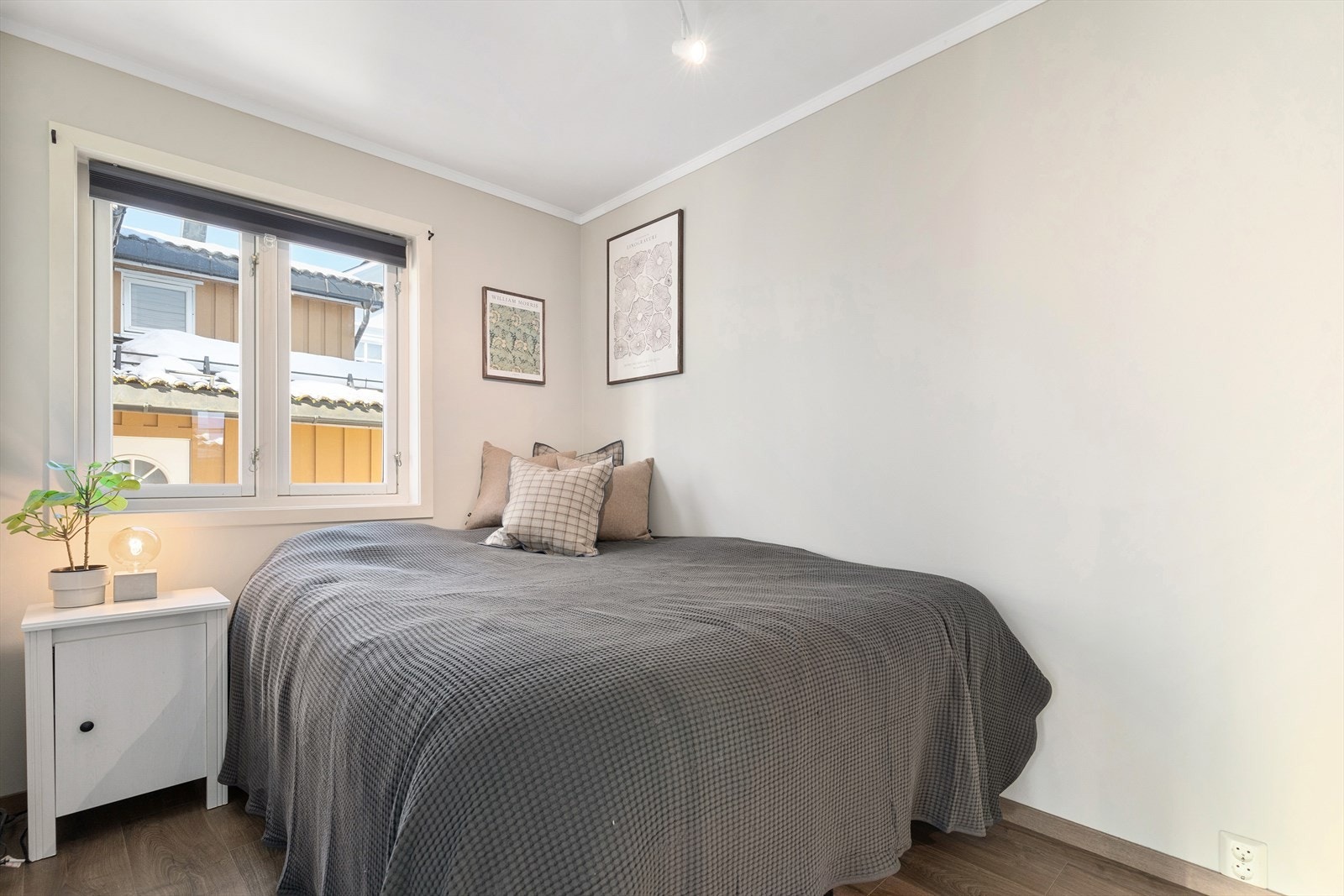 Romslig hovedsoverom som også er malt opp i moderne farger, samt har fått nytt gulv Galleribilde