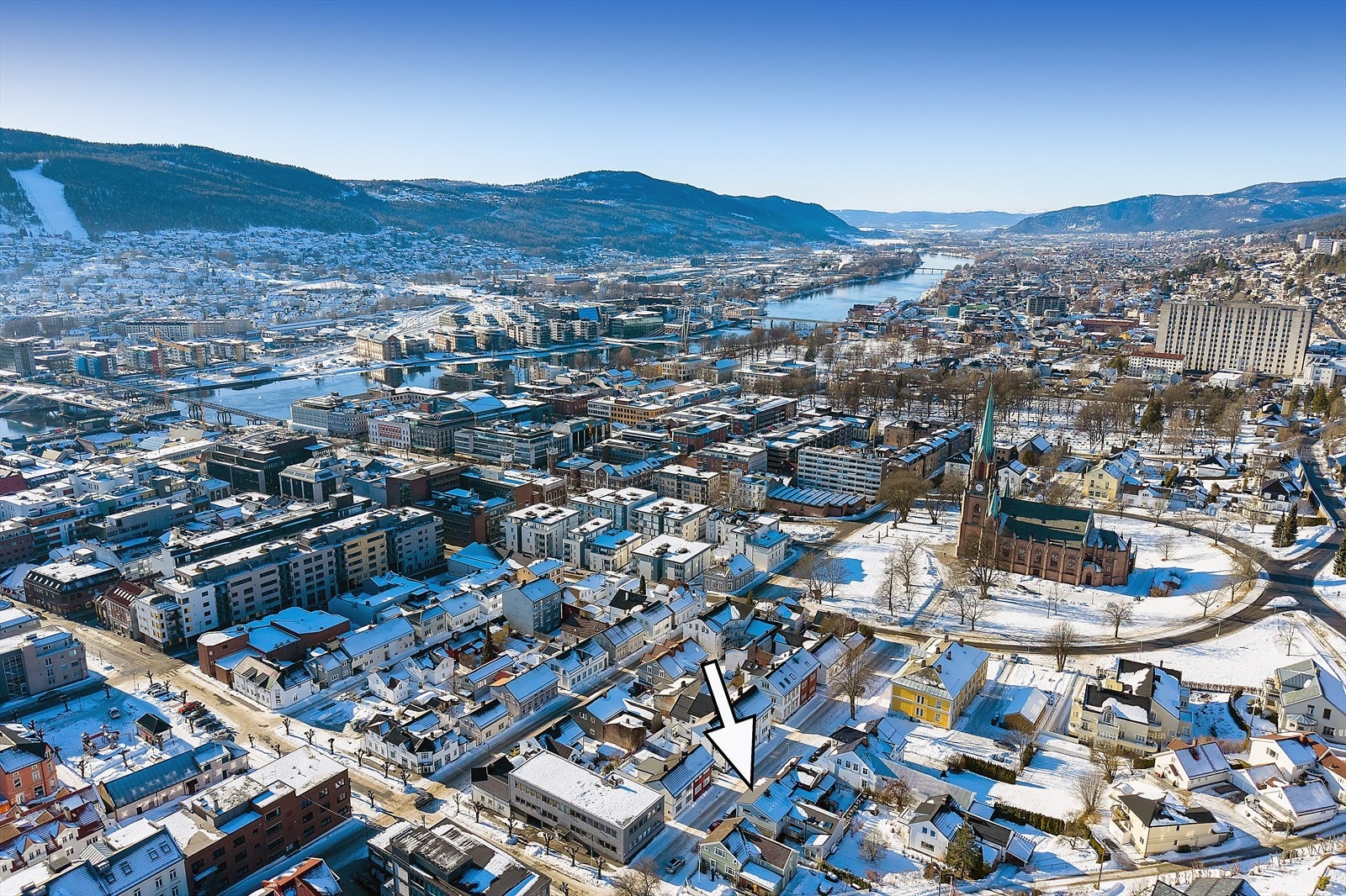 Leiligheten ligger i gangavstand til alt av byens fasiliteter, og med togstasjon bare 10 minutters gange fra leiligheten Galleribilde