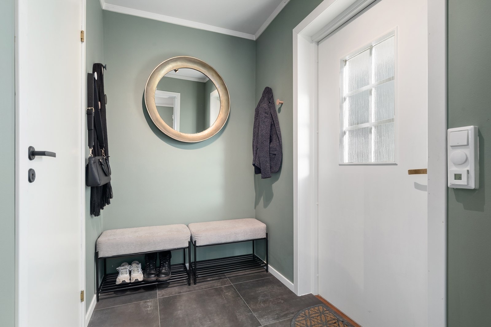 Hyggelig gang ønsker deg velkommen inn - det er lagt nye varmekabler og fliser på gulv, samt malt opp i moderne farger på vegger - god plass for garderobeoppheng Galleribilde