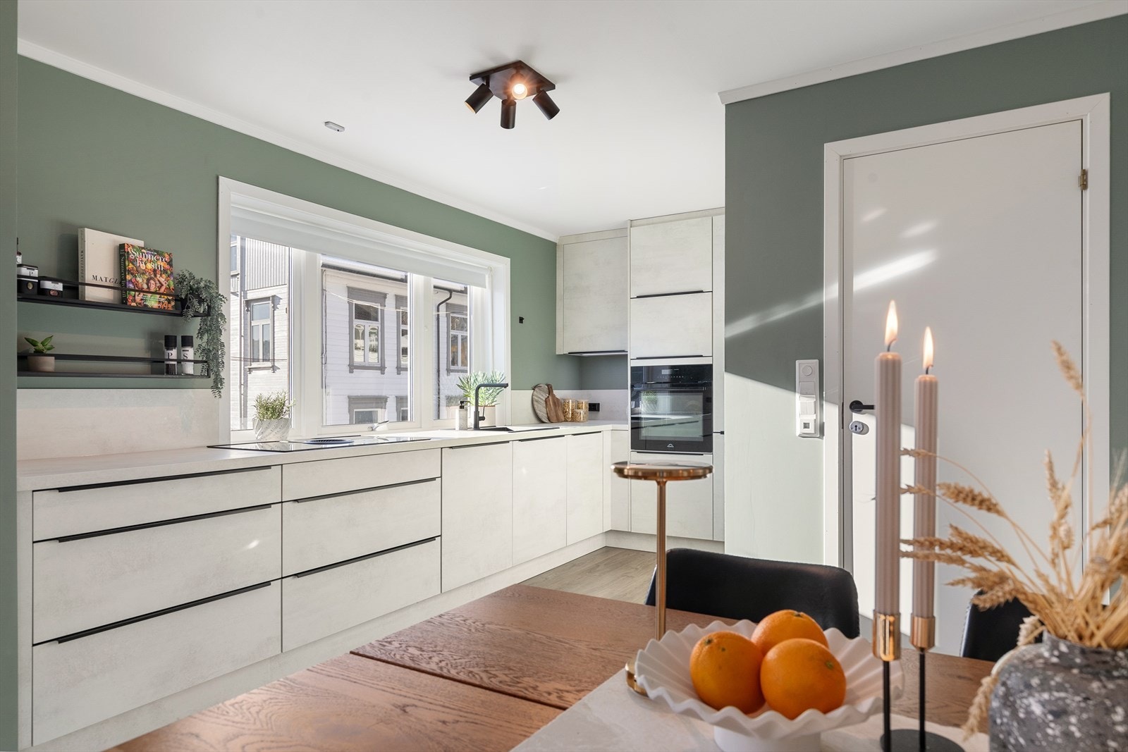 Kjøkkeninnredningen ble også skiftet i 2022 og er fra kjøkkenleverandøren KEO Galleribilde