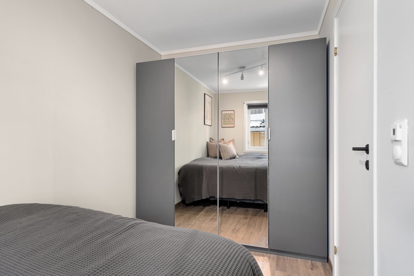 Romslig garderobeløsning Galleribilde