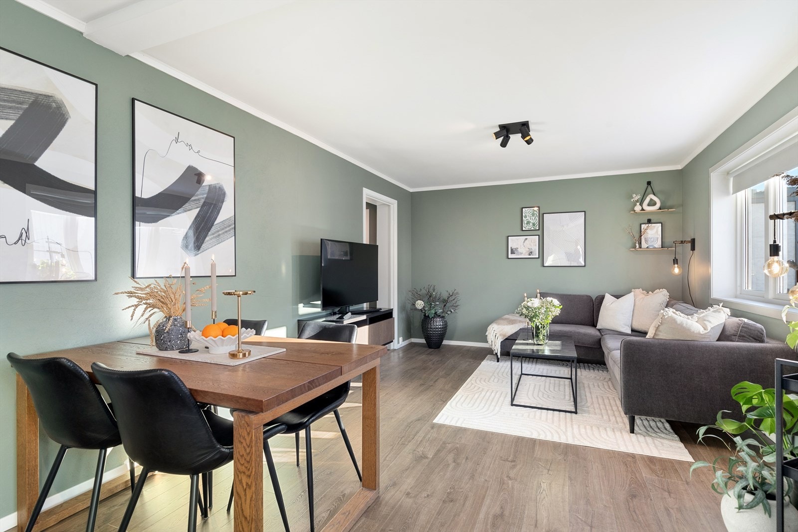 Dagens eier har avrettet og lagt nytt gulv med varmekabler i alle rom utenom soverom og bod Galleribilde