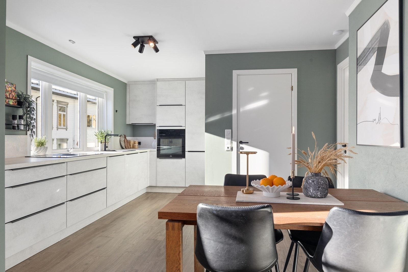 Dagens eier har gjort store oppgraderinger med bl. annet nytt kjøkken og bad i 2021 Galleribilde