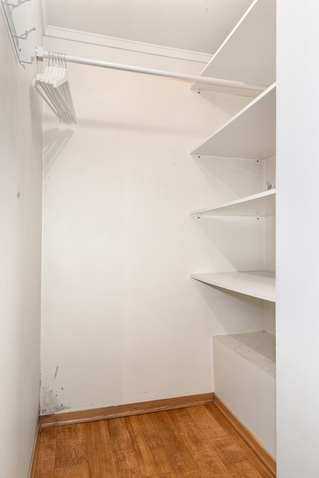 Bod med garderobeløsning i tilknytning til gjesterommet Galleribilde