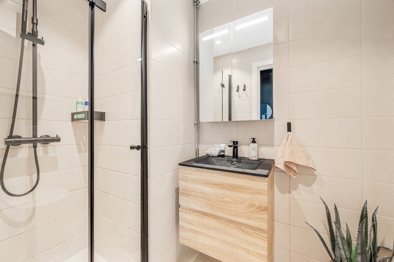 Ekstra oppbevaringsplass i praktisk speilskap. Det er opplegg for vaskemaskin. Galleribilde