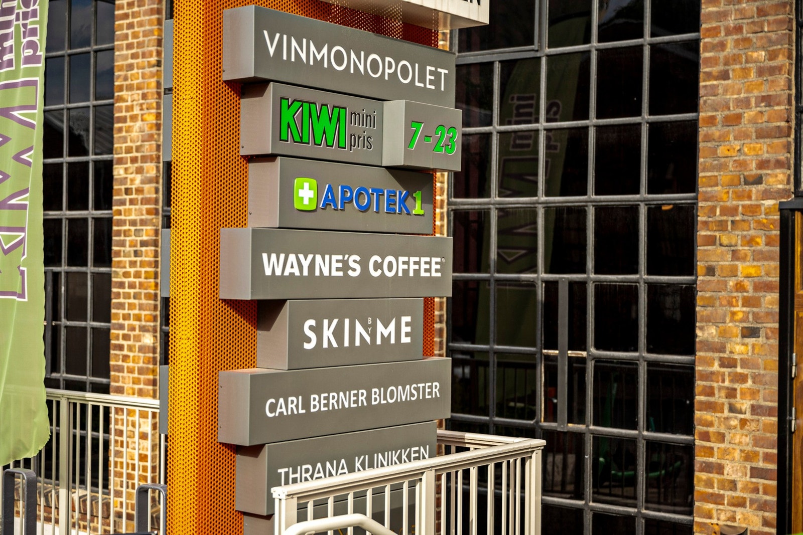 Carl Berner har et stort utvalg av butikker - og servicetilbud, kaféer og spisesteder, samt vinmonopol og apotek. Galleribilde