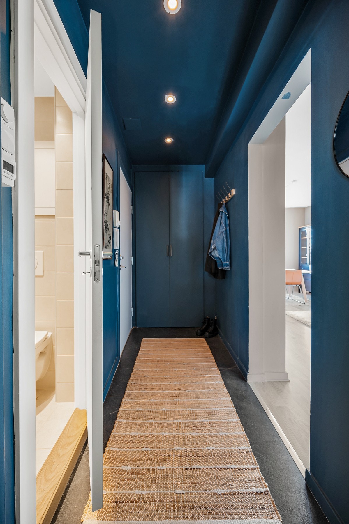 Nåværende eier har vaskemaskinen i skapet i entréen. Vaskemaskinen medfølger i handelen. Galleribilde