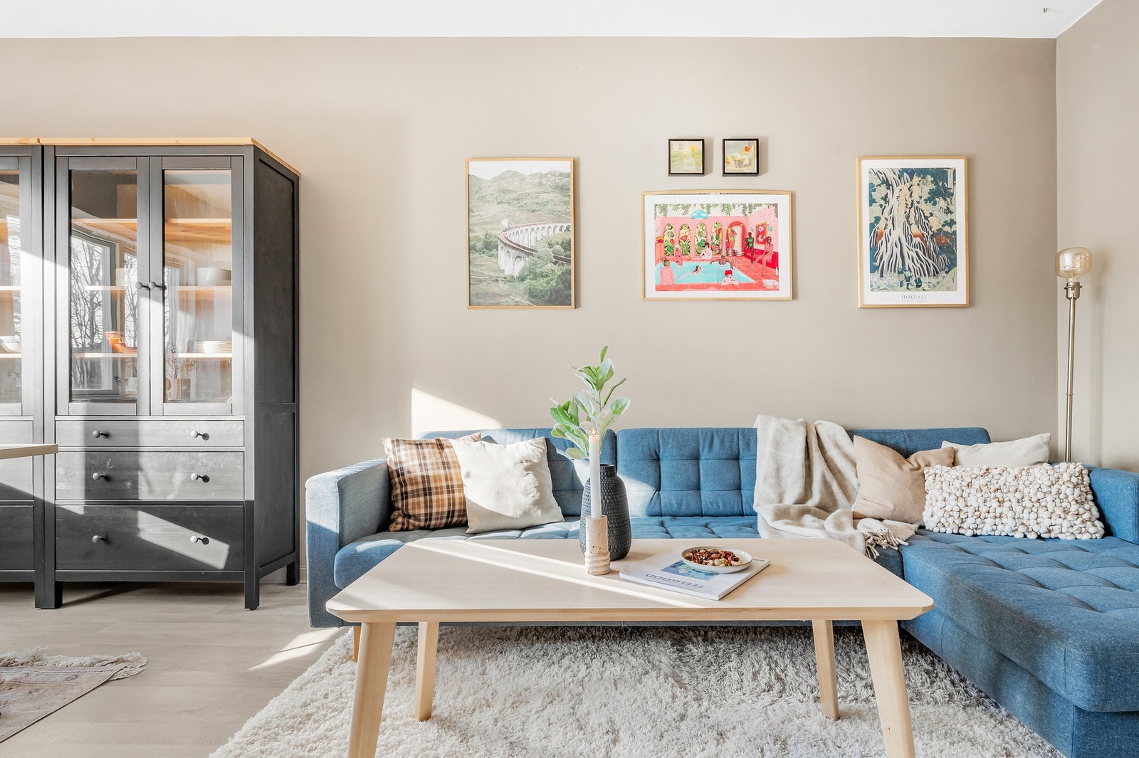 Lys og romslig stue med gode møbleringsmuligheter. Galleribilde