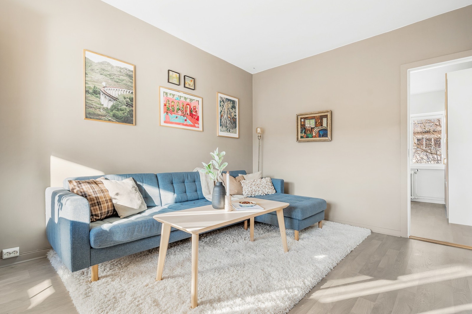 Her får du en leilighet med god planløsning og store vindusflater som slipper lyset fint inn. Galleribilde