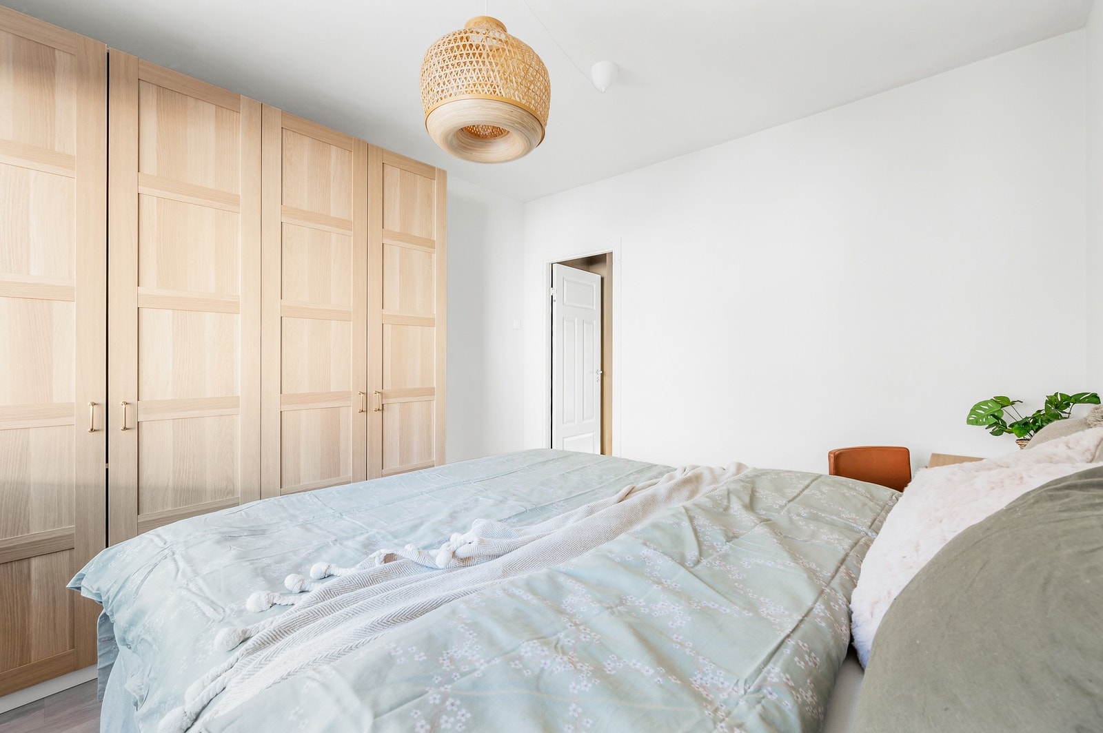 Godt med oppbevaringsplass i garderobeskapet. Galleribilde