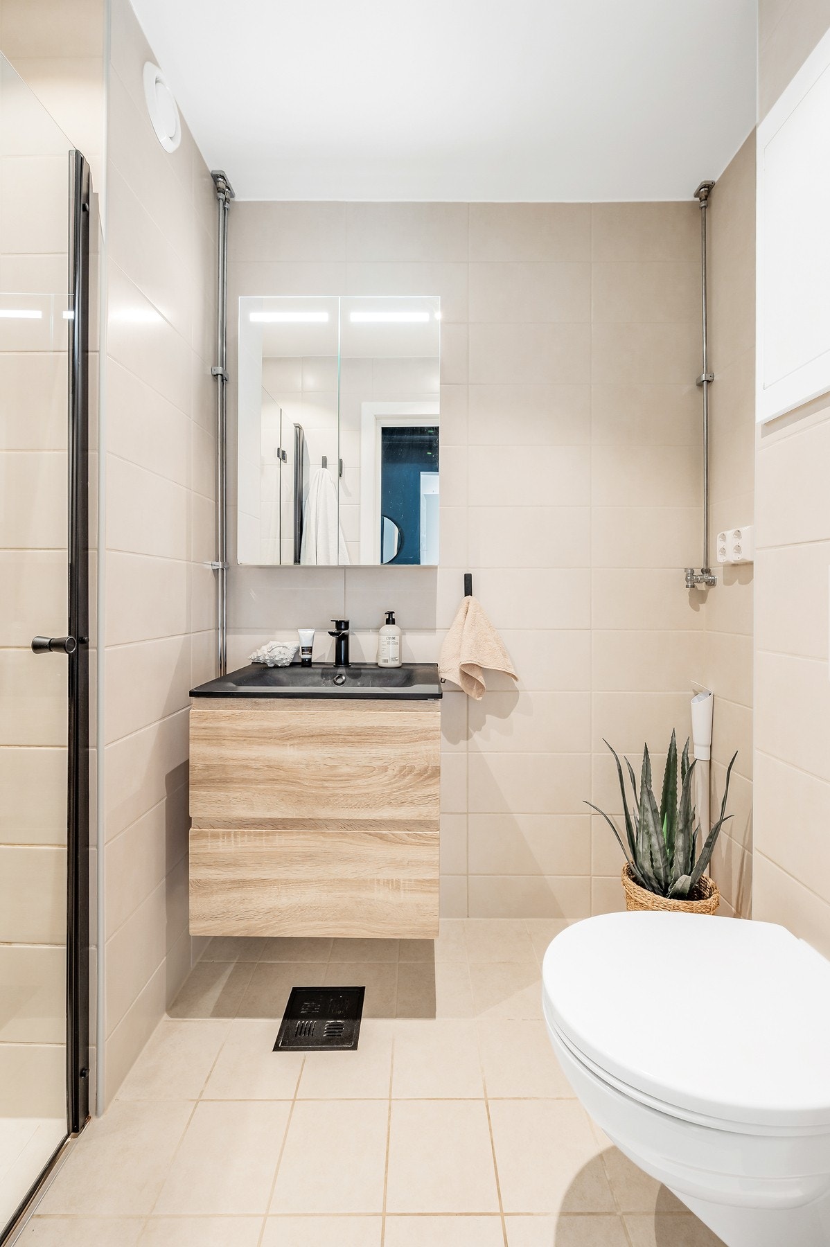 Lekkert, flislagt bad med gulvvarme. Baderommet ble pusset opp i regi av sameiet i 2022. Galleribilde