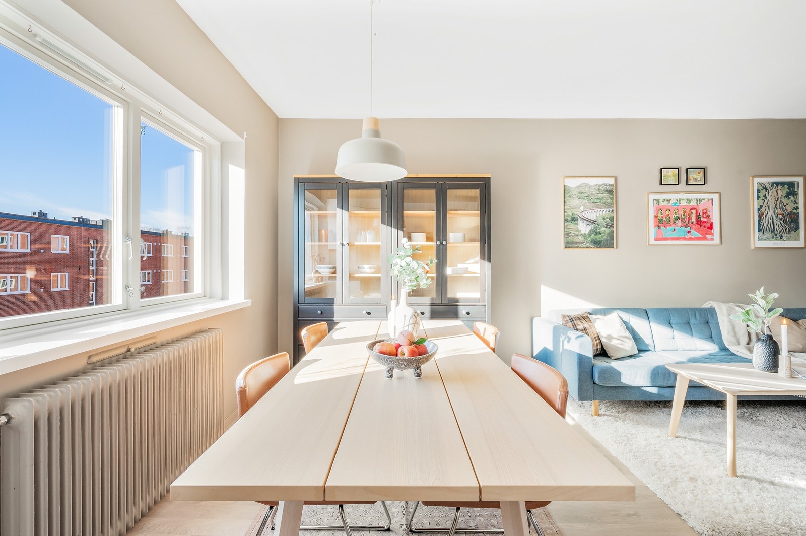 Her er det god plass til å innrede med både sofagruppe og spisebord. Galleribilde