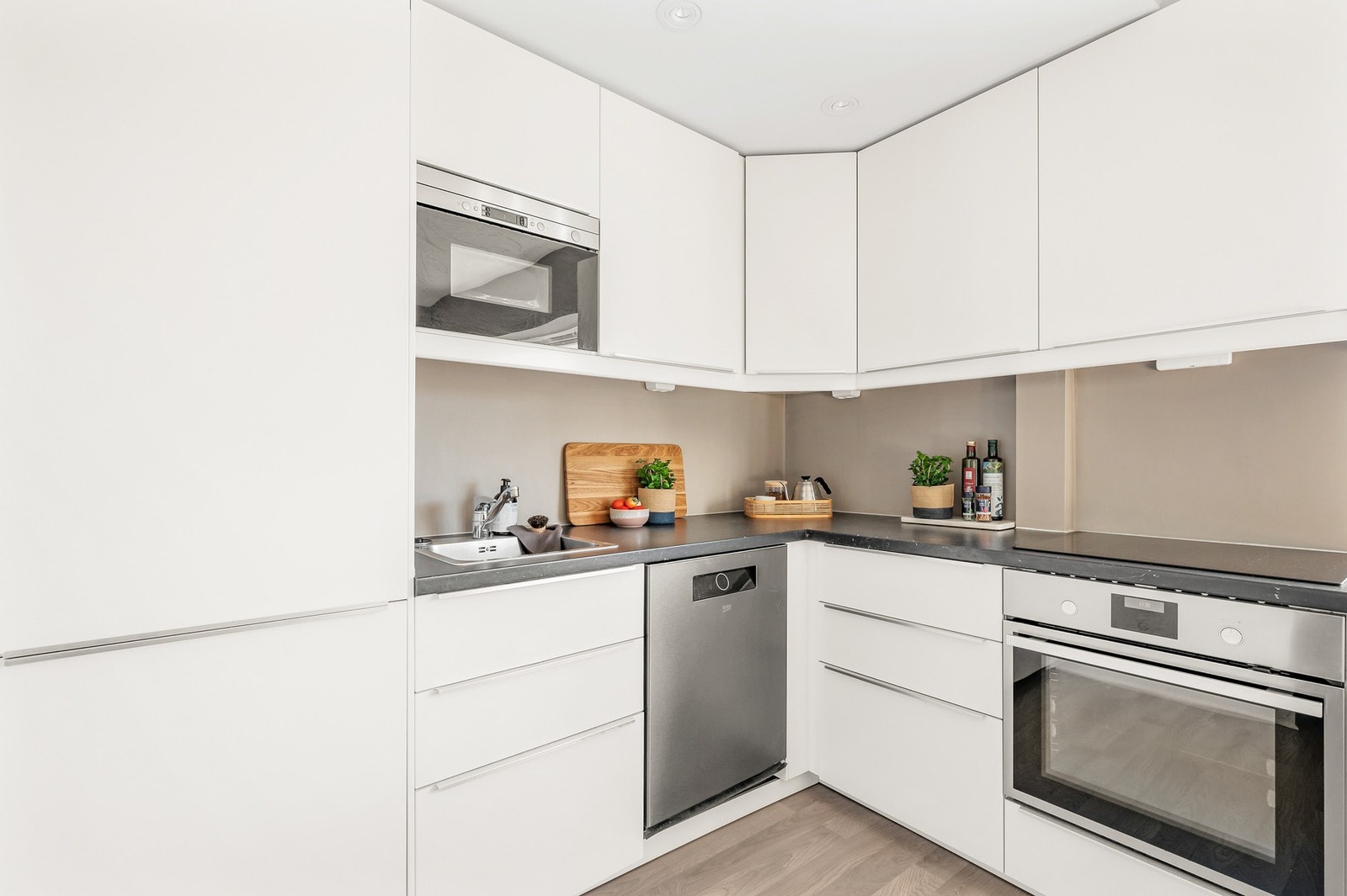 Lys og tidløs kjøkkeninnredning fra 2017. Galleribilde