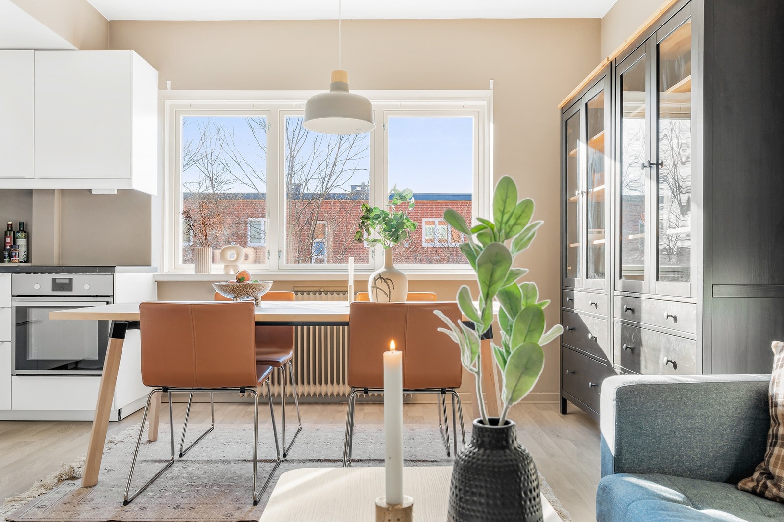 Boligen fremstår moderne og stilren, med baderom fra 2022 og kjøkken fra 2017. Galleribilde