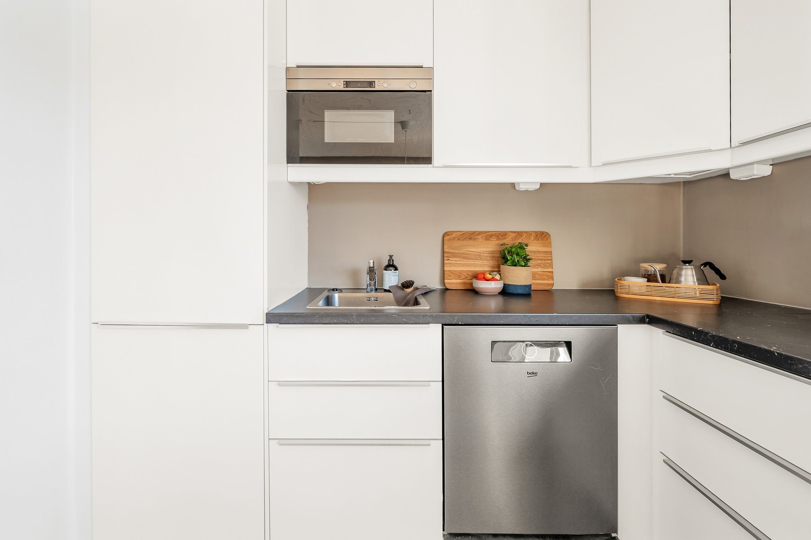 På kjøkkenet er det integrert kjøl/fryseskap, mikro, stekeovn og induksjon platetopp. Både de integrerte hvitevarene og oppvaskmaskinen medfølger. Galleribilde