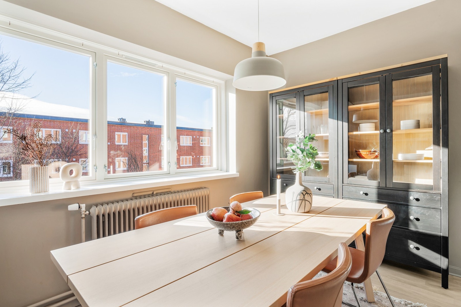 De store vindusflatene slipper inn godt med lys. Selger opplyser at sola kommer inn rundt formiddag/ettermiddagstid, som gir et fint lys i boligen. Galleribilde