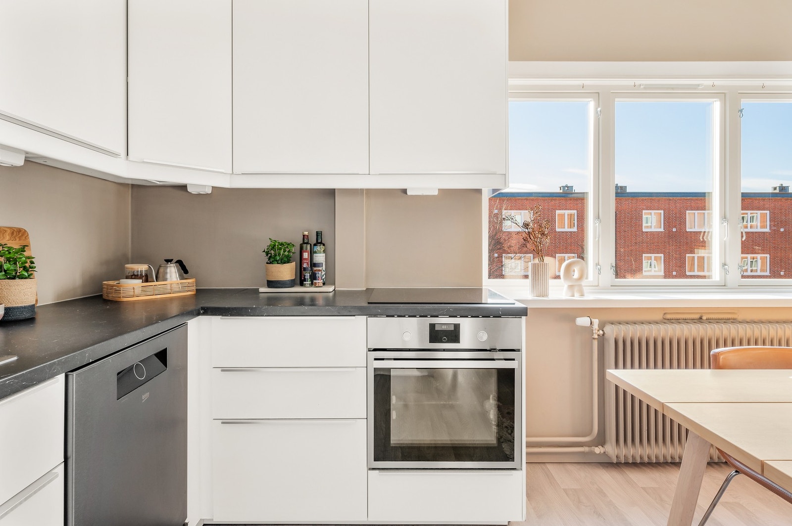 Godt med skap og benkeplass. Galleribilde