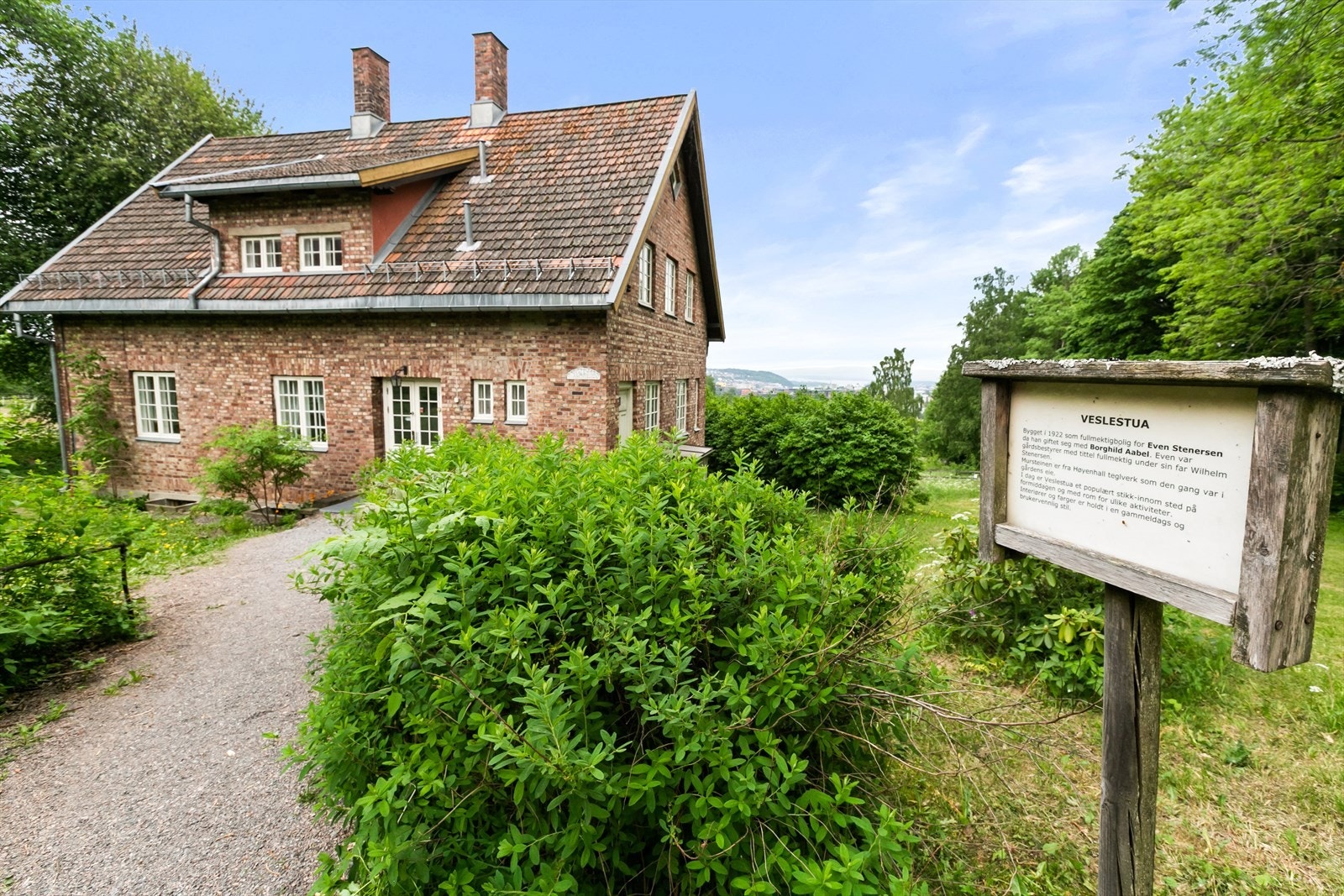 Veslestua ble bygget i 1922 og kan i dag lånes til barnebursdagersamt, samt til møter for lag og foreninger. Galleribilde