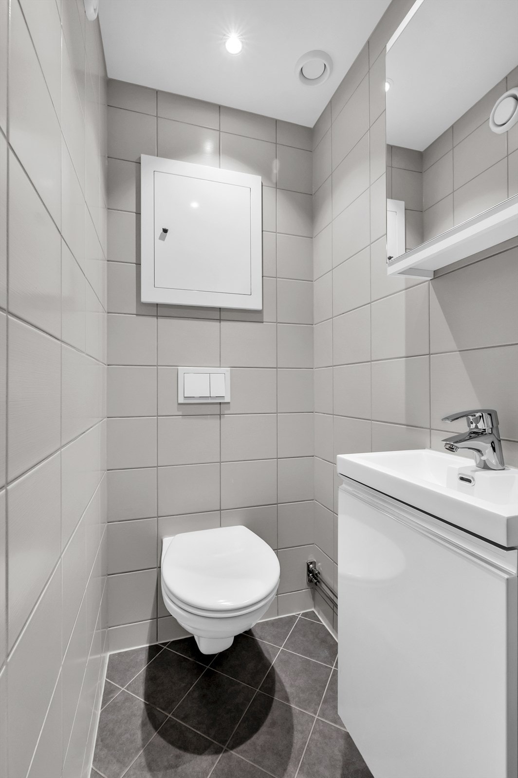 Separat toalettrom ble pusset opp i regi av borettslaget i 2019. Innredet med vegghengt klosett og servant nedfelt i innredning. Naturlig ventilasjon. Galleribilde