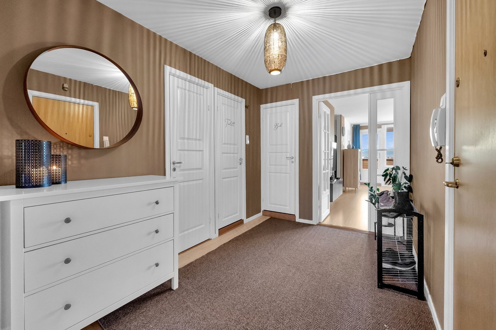 Velkommen inn! Lys og innbydende entré som gir et godt førsteinntrykk av leiligheten. God plass til sko og yttertøy. Galleribilde
