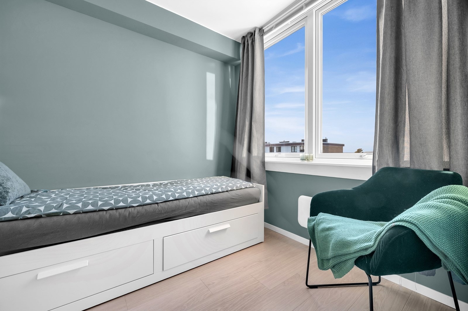 Dette rommet kan brukes som soverom slik det brukes i dag, gjesterom, barnerom eller kontor. Dette romme er blitt satt opp i ettertid med lettvegger. Galleribilde