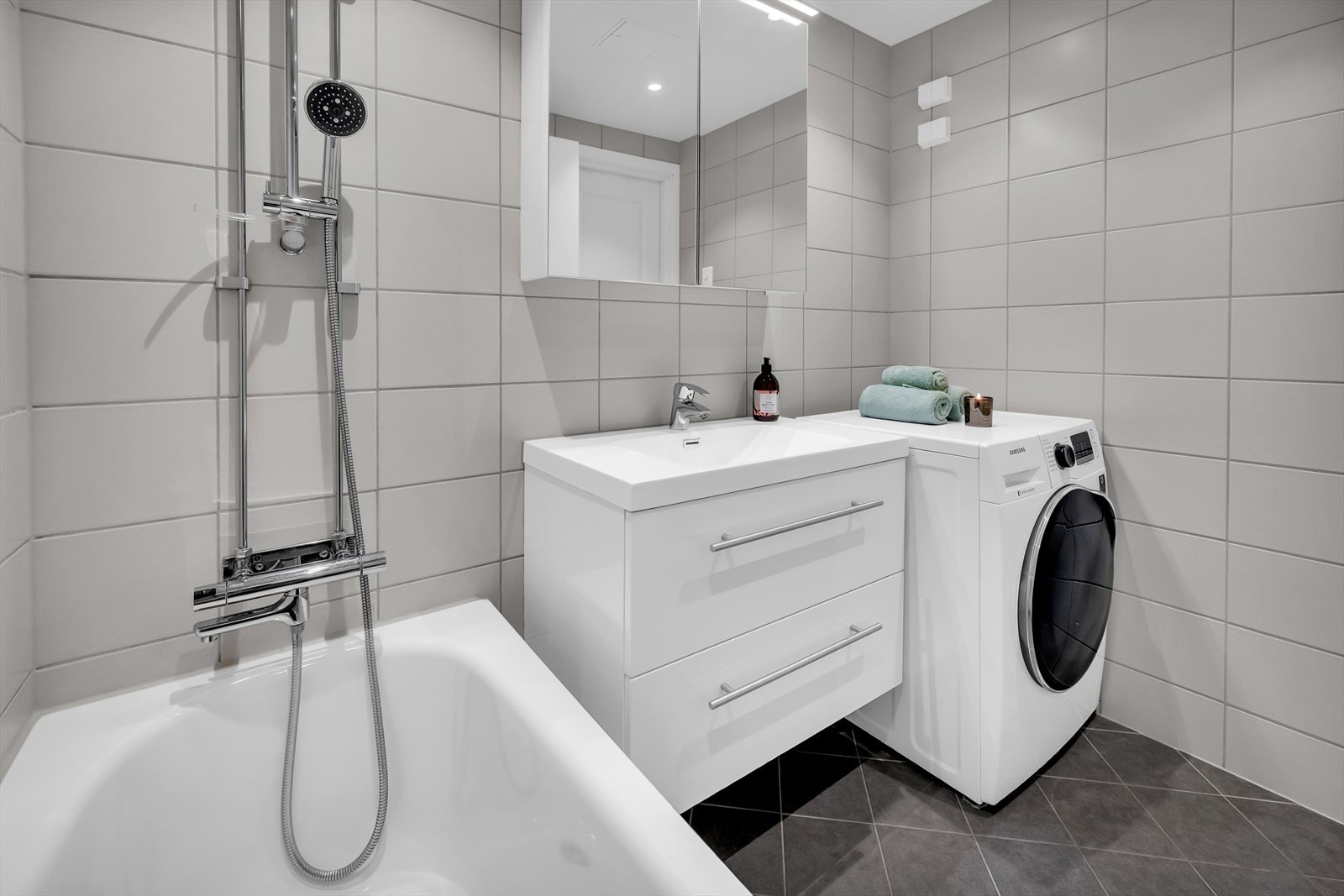 Innredet med servant nedfelt i innredning og badekar med dusj. Opplegg for vaskemaskin. Naturlig ventilasjon via lufteventil i vegg. Galleribilde