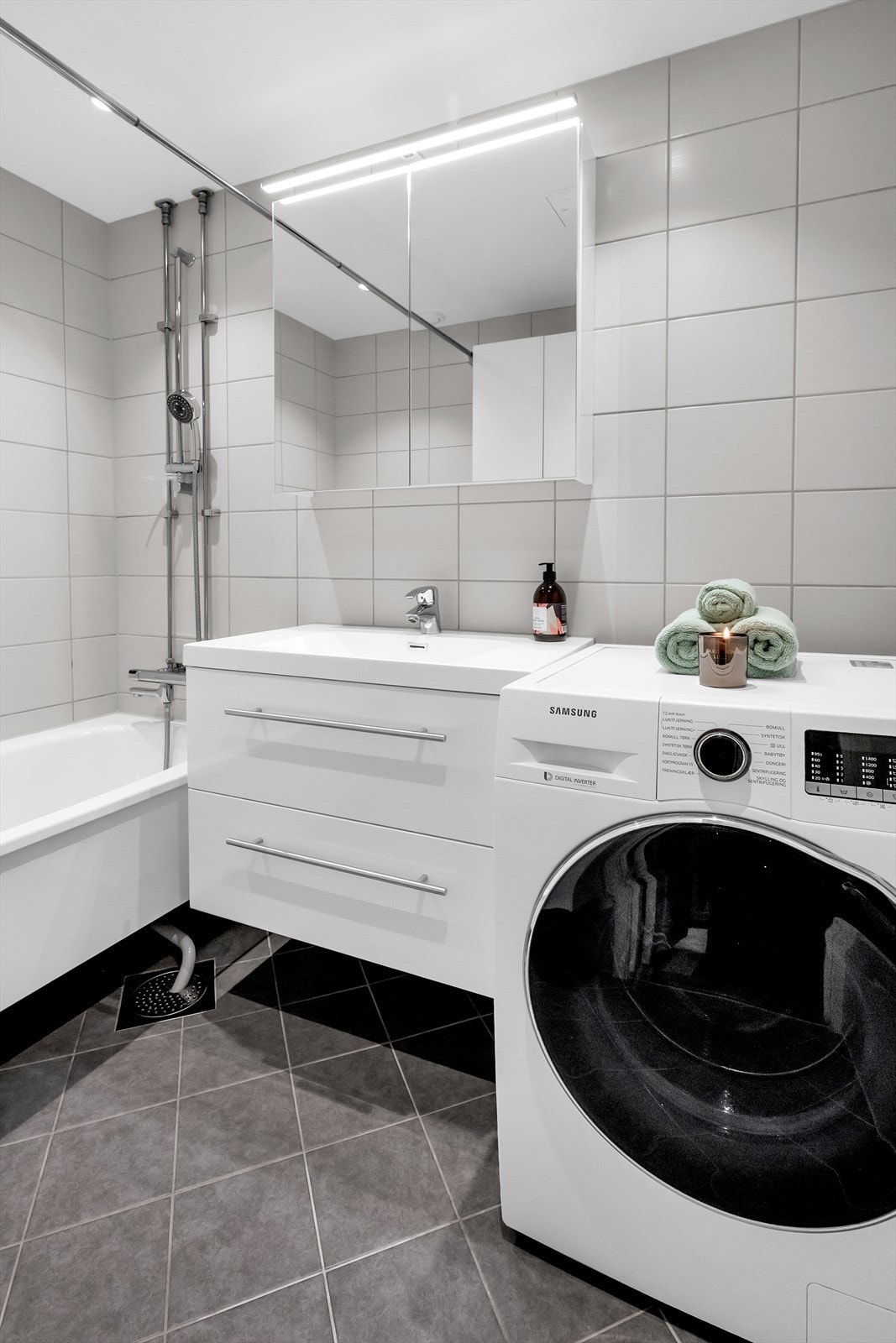 Flislagt baderom fra 2019 med varme i gulvet og downlights i himling. Galleribilde