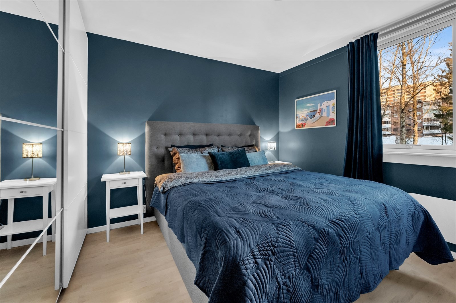 Romslig hovedsoverom med god plass til dobbeltseng og med plass til nattbord på hver side. Forøvrig god plass til ytterligere oppbevaringsmøblement. Galleribilde