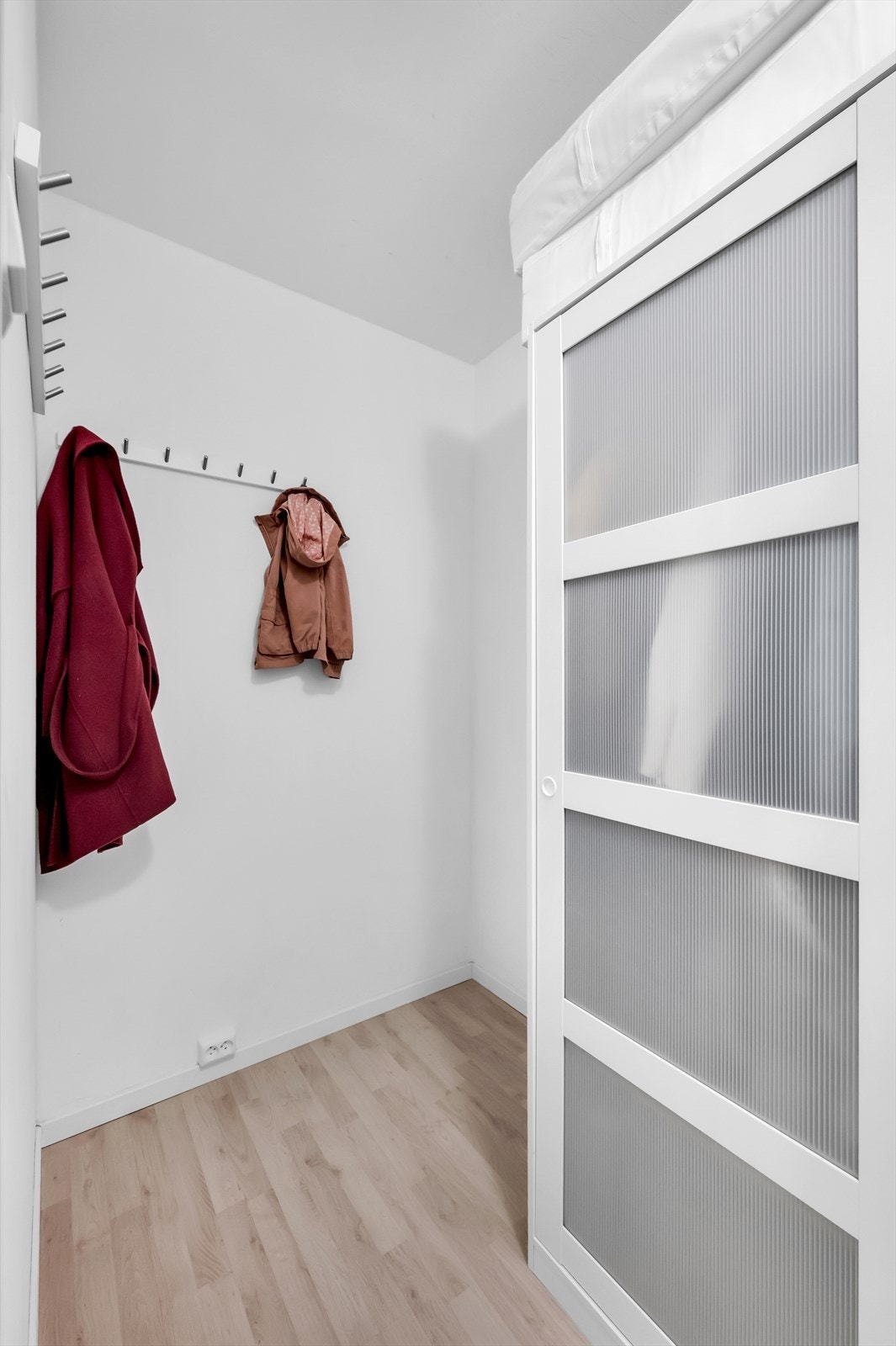 Praktisk innvendig bod i tilknytning til entréen. Galleribilde