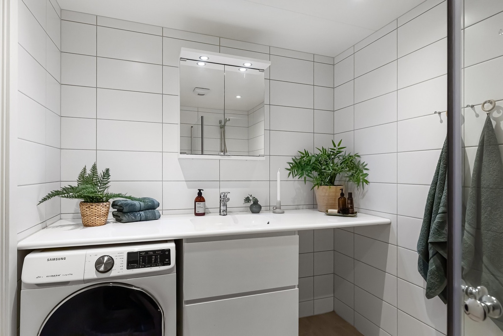 Badet ligger fint og skjermet til fra gangen Galleribilde