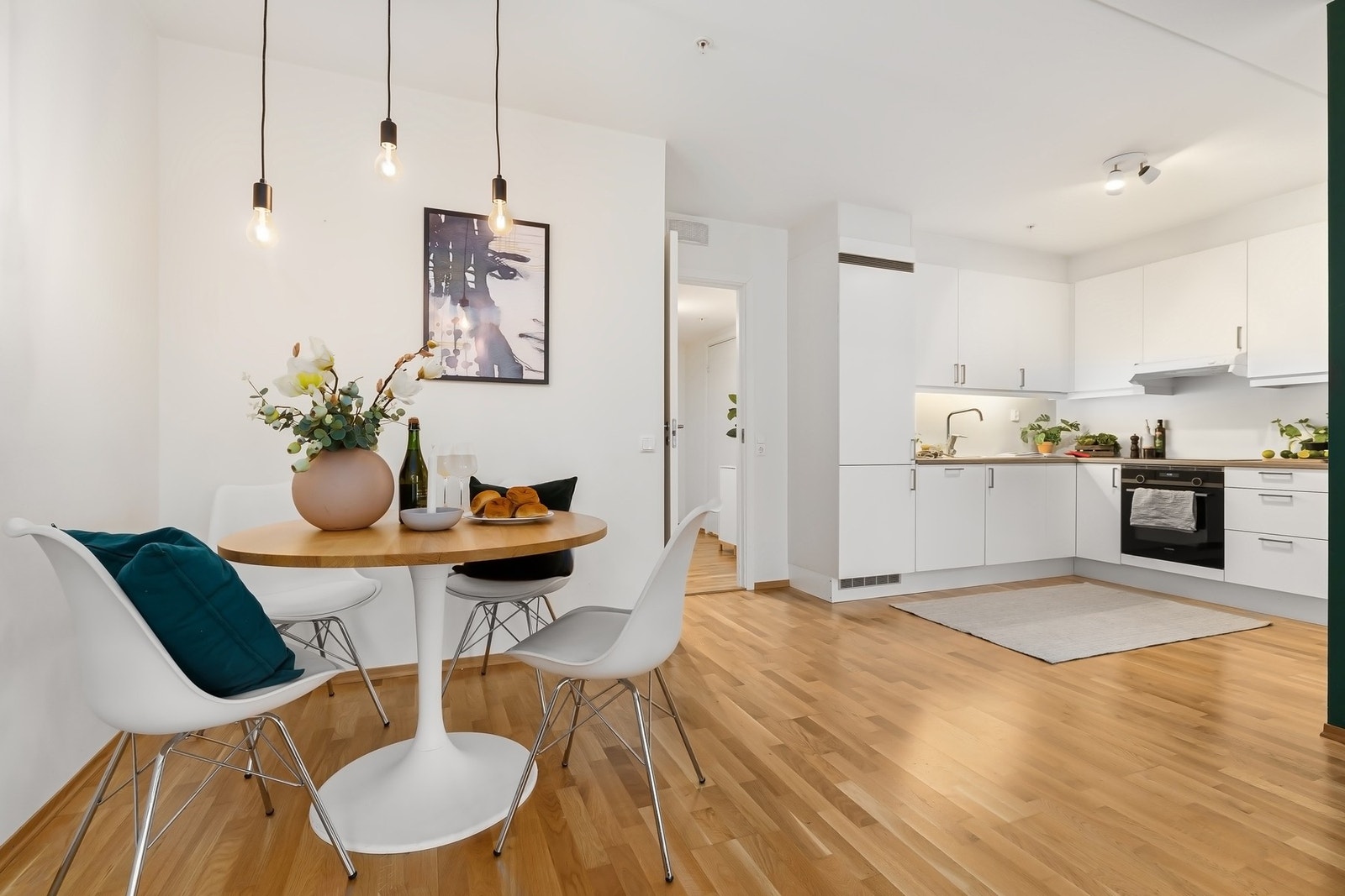 Spiseplassen finner sin naturlige plass i forkant av kjøkkenet Galleribilde