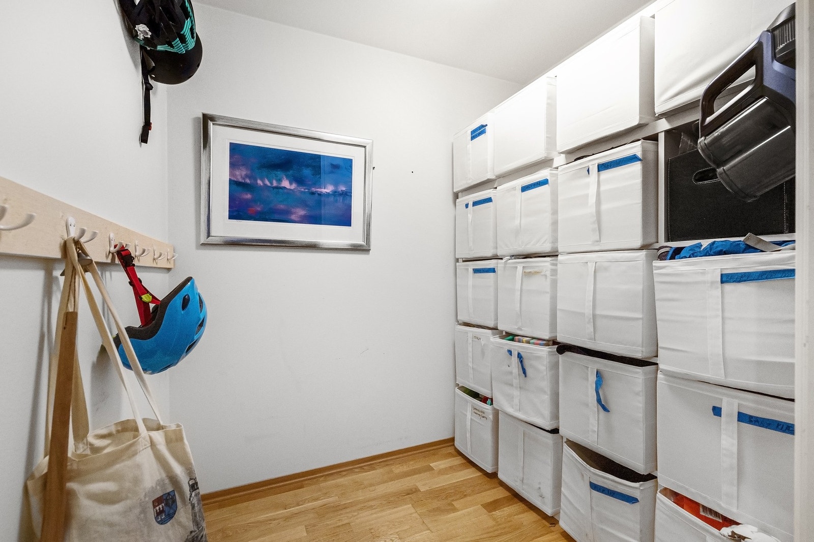 Smart og praktisk innvendig bod med enkel tilgang fra gangen Galleribilde