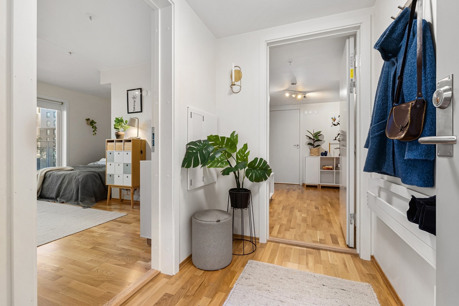 Velkommen inn! Entrè/gang med god plass til yttertøy og sko. Inngang til hybel fra entrèen Galleribilde