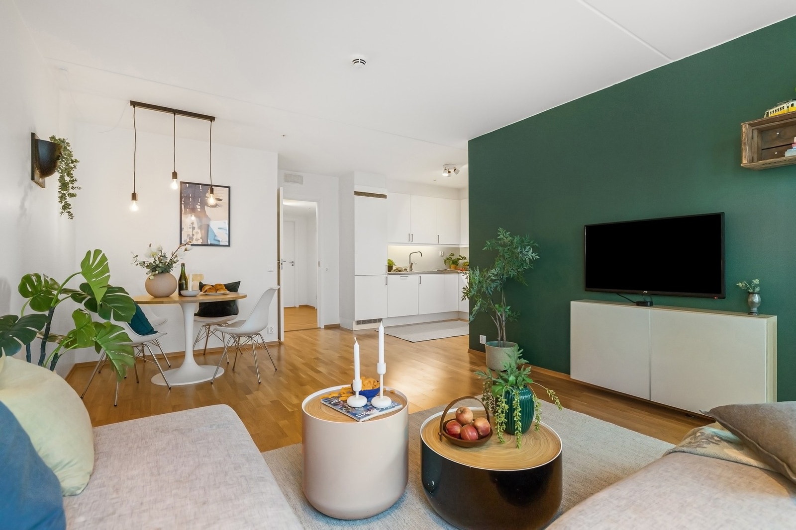 Stue/kjøkken har generøs takhøyde Galleribilde