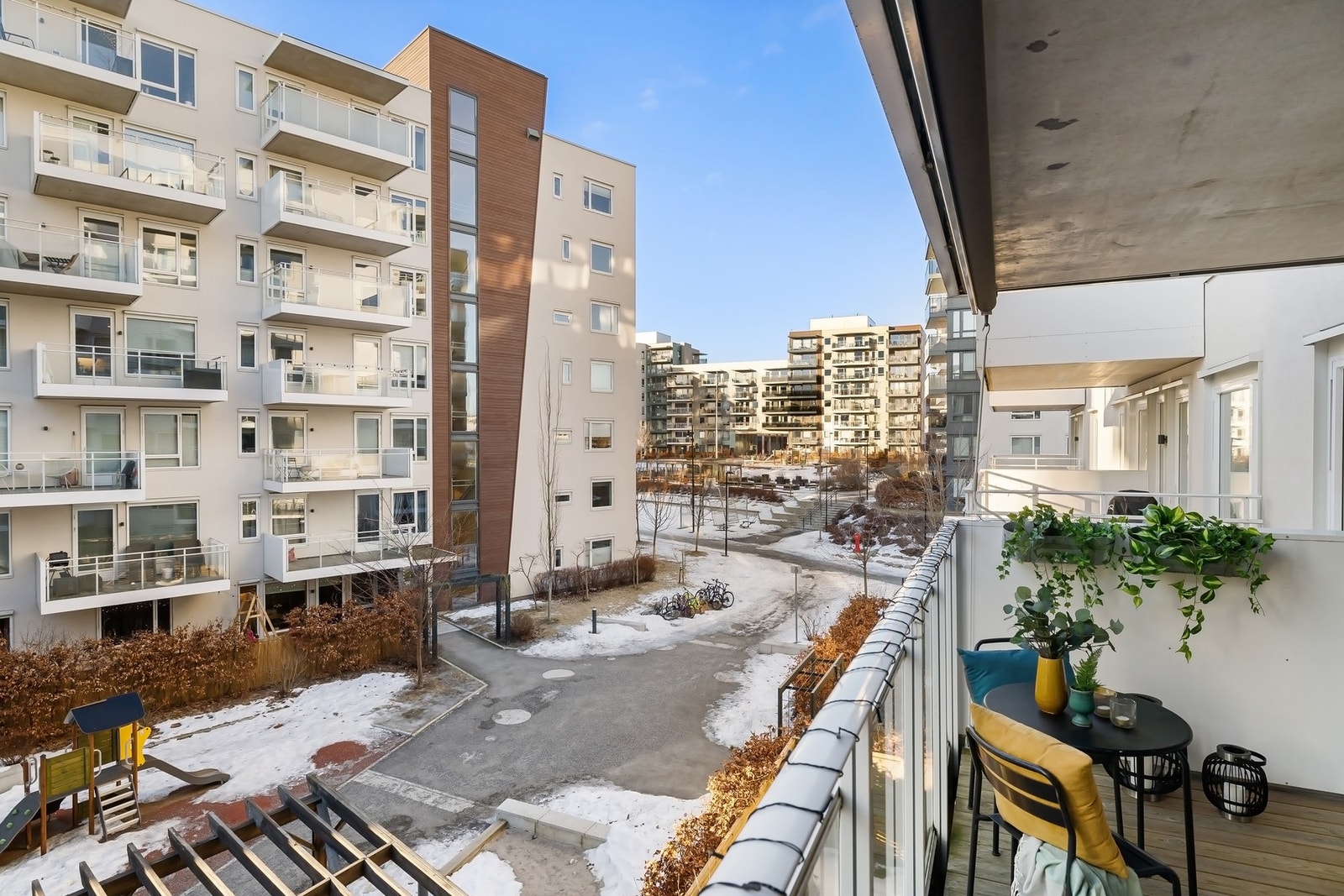 Balkongen gir en fin forlengelse av stuen på varme sommerkvelder Galleribilde