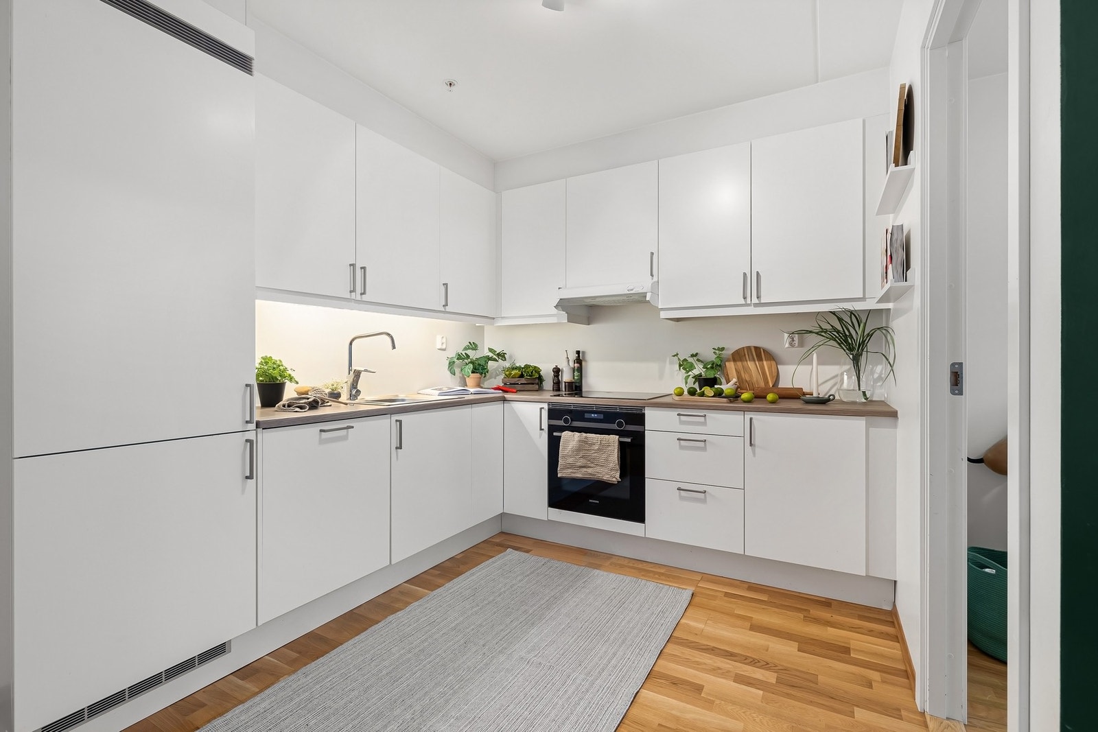 Lyst og tiltalende kjøkken med god skap-/og benkeplass Galleribilde