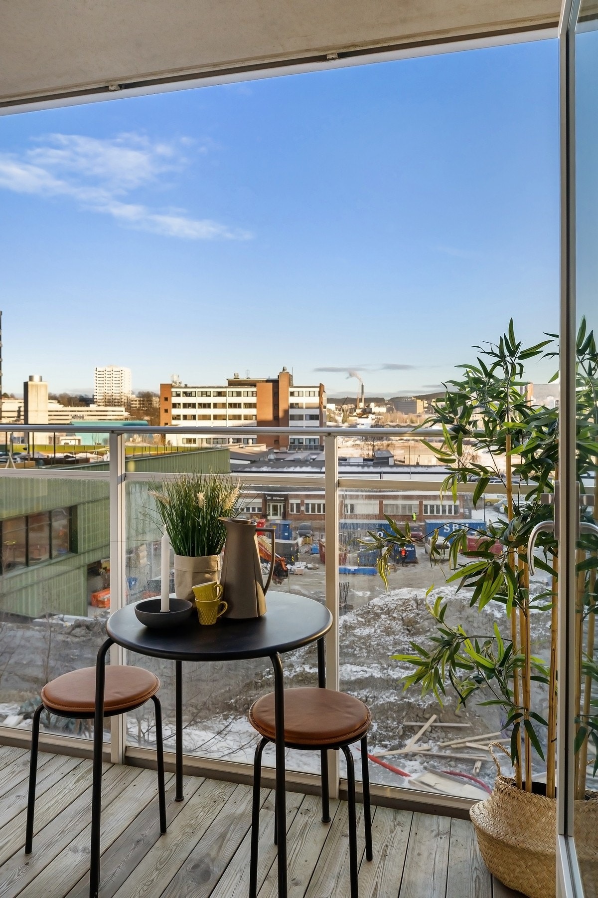 Balkong fra hybel. Utenfor på nedsiden kommer det park (ingen høyblokk) Se mer via link her: :https://www.oslo.kommune.no/slik-bygger-vi-oslo/loren-aktivitetspark-og-flerbrukshall/#gref Galleribilde