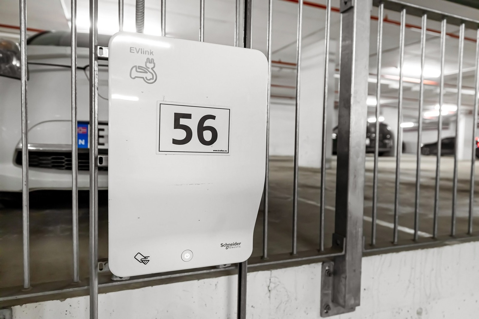 Det er montert elbillader på plassen Galleribilde