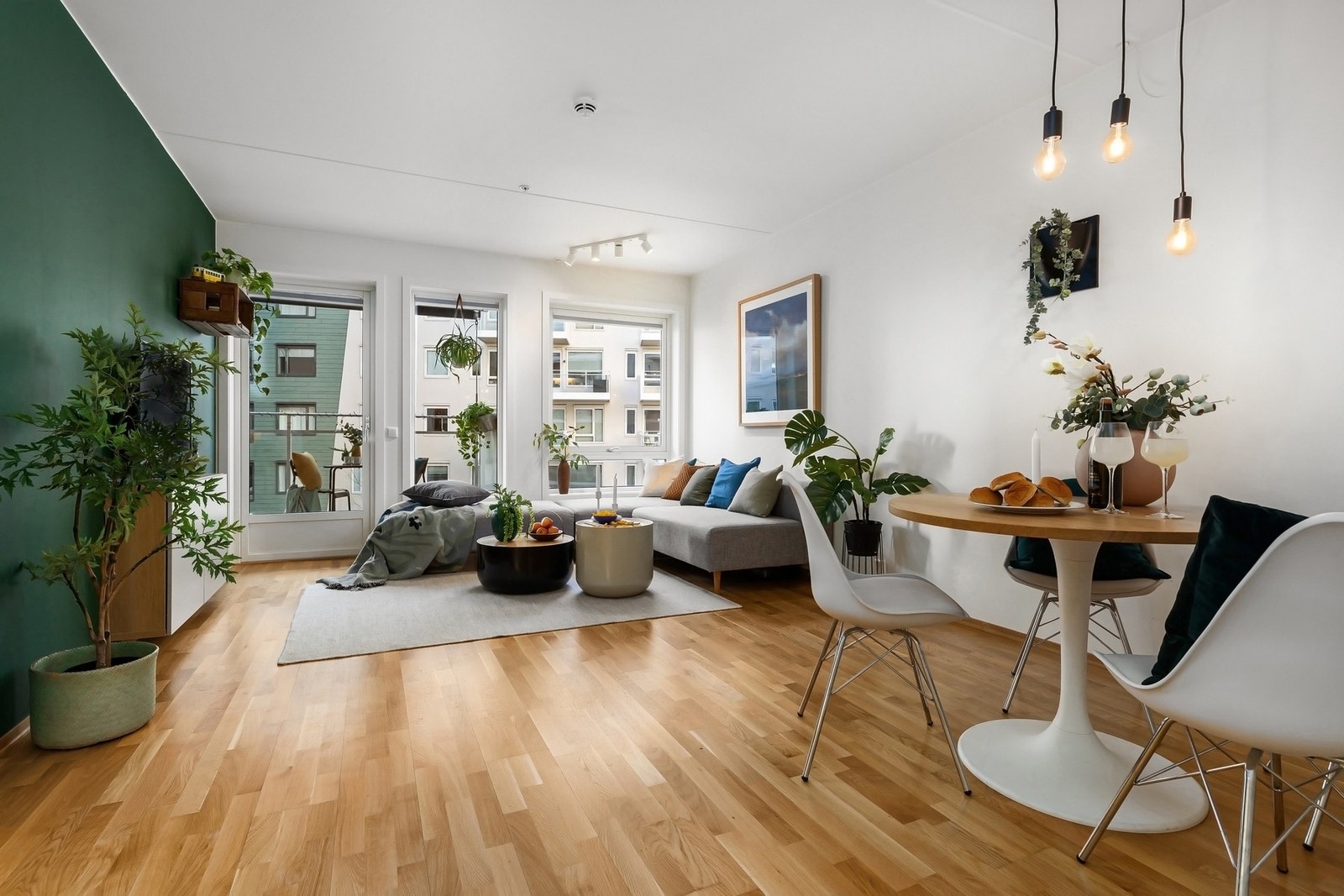 Det er montert screens på vinduer og balkongdør i stue/kjøkken i 2018/19 Galleribilde